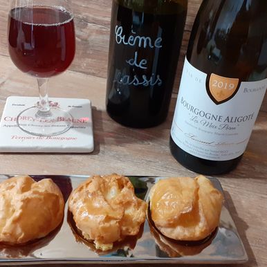 Apéritif : kir Bourguignon (1/5 crème de cassis + 4/5 Bourgogne Aligoté)/Gourgères